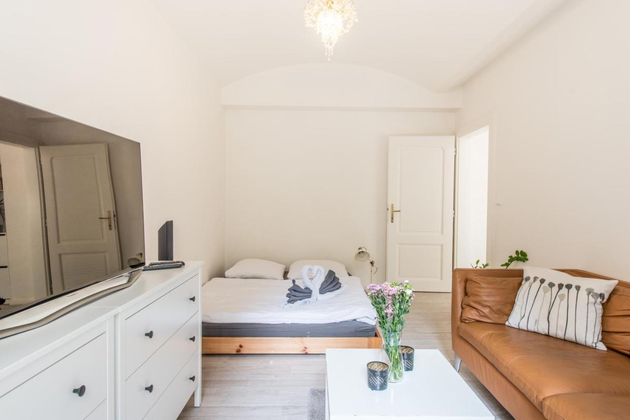 Quiet Apartment In The City Center With Own Terrace Прага Екстериор снимка