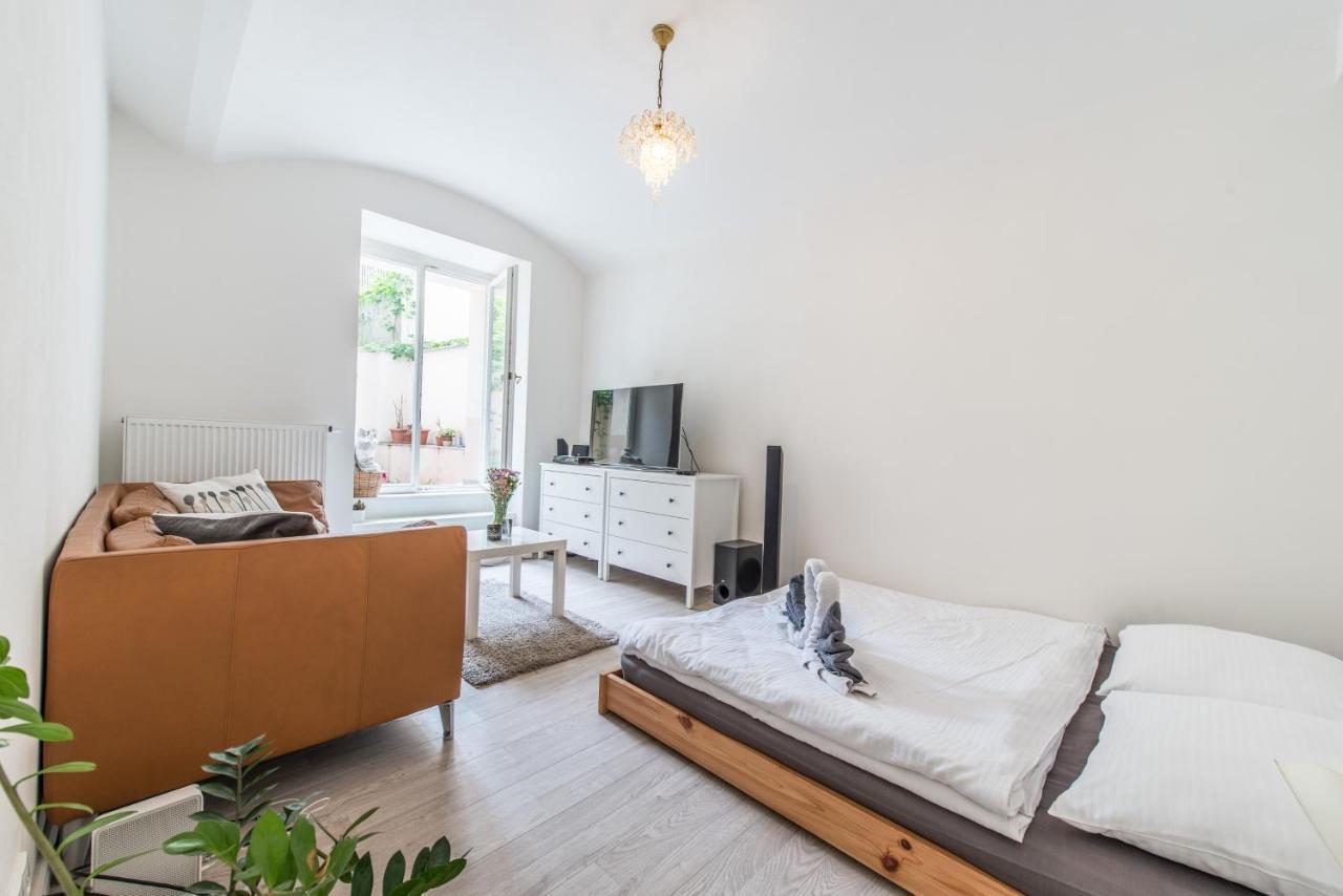 Quiet Apartment In The City Center With Own Terrace Прага Екстериор снимка